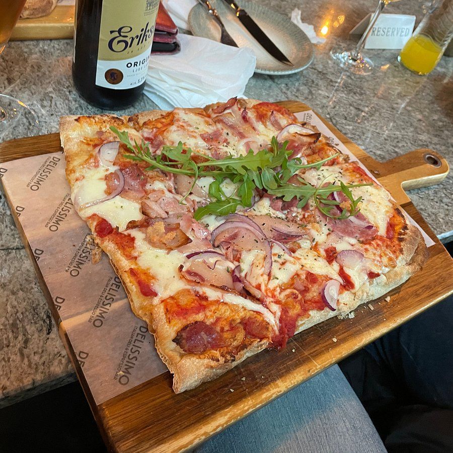 Surdegspizza på skärbräda